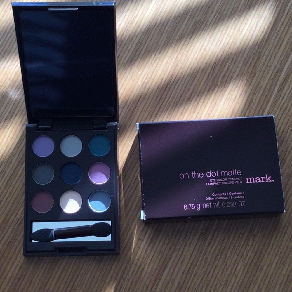 New vintage mark by Avon on the dot matte eyeshadow palette!